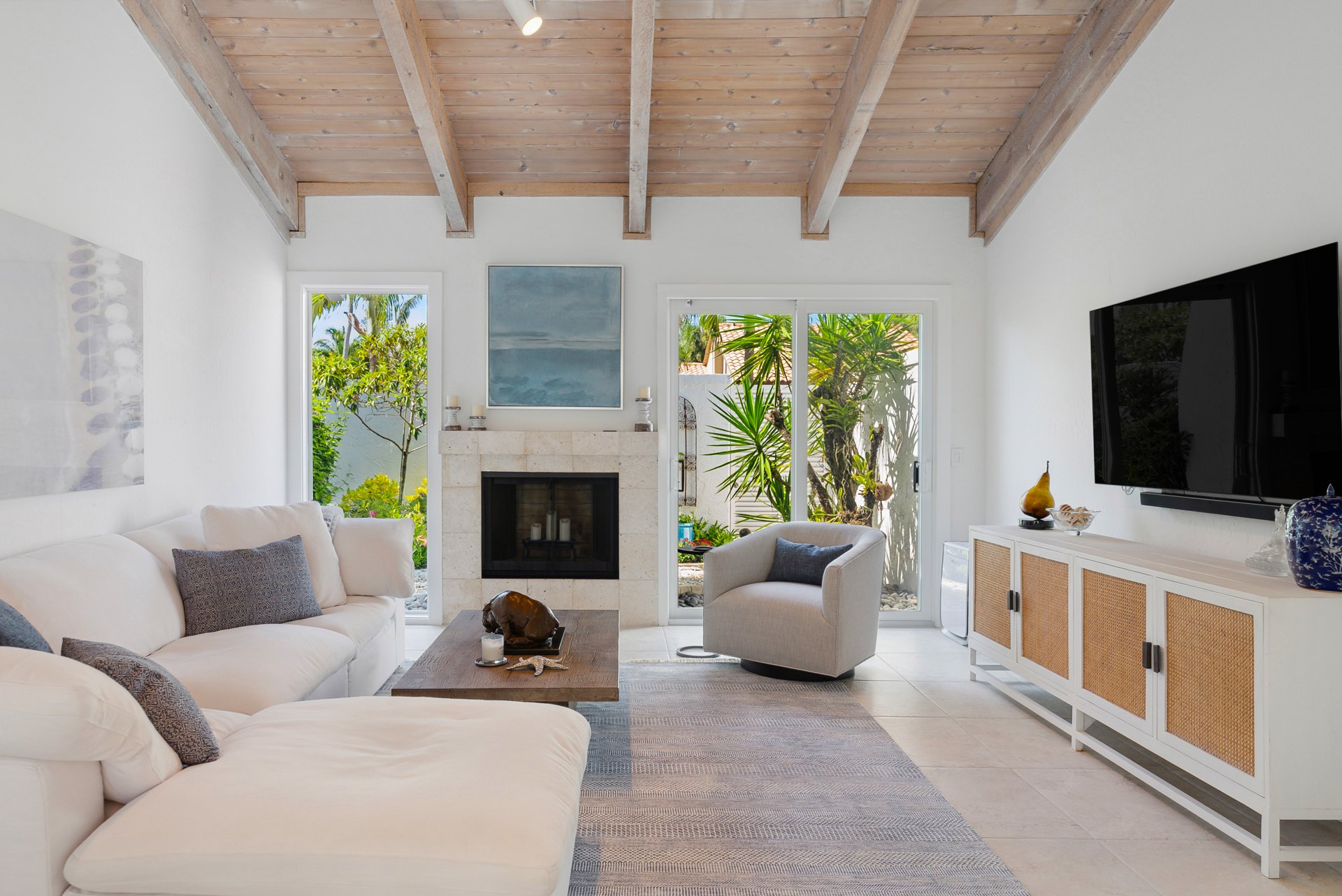 Jupiter coastal courtyard home — Jupiter, FL